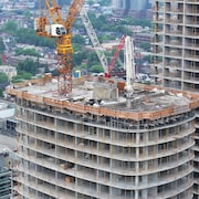 Image aérienne qui montre la construction de deux édifices de condominiums en juin 2023. 