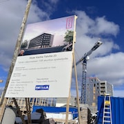 Une pancarte annonçant la construction d'un nouveau projet immobilier à Helsinki.