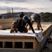 Des ouvriers construisent une maison.