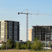 L'un des immeubles semble terminé, l'autre n'est encore qu'une structure en béton.