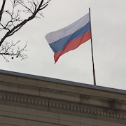 Un drapeau russe flotte au-dessus du consulat général de Russie à Montréal.