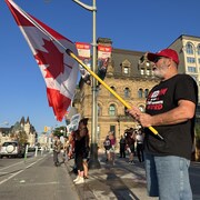 Un homme brandit un drapeau. 