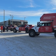 Le convoi de voitures de l'expédition Transglobal Car dans un stationnement à Edmonton (janvier 2024).