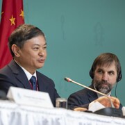 Huang Runqiu, président de la COP15, et Steven Guilbeault, ministre canadien de l'Environnement et du Changement climatique, en conférence de presse samedi après-midi.