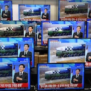 Un écran de télévision montre un missile.