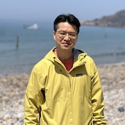 Kang Dong-wan pose sur une plage.