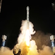 Um foguete que transporta o satélite espião Malligyong-1 está pronto para lançamento, segundo o governo norte-coreano, em local identificado como província de Gyeongsang do Norte, Coreia do Norte, nesta foto obtida pela Reuters em 21 de novembro de 2023.