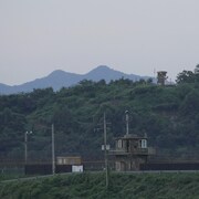 Un poste frontière de Corée du nord vu de la Corée du Sud.