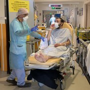 Un patient sur une civière.
