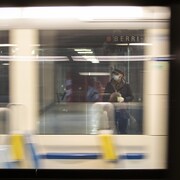 Un homme porte un masque dans le métro de Montréal.