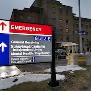 L'enseigne de l'urgence à l'extérieur de l'Hôpital Sunnybrook à Toronto.