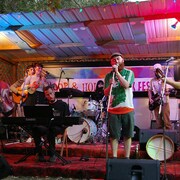 Les artistes qui preste sur la scène du  Whoop & Hollar Folk Festival.