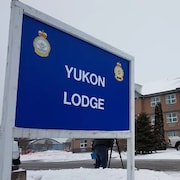 Le panneau de l'hôtel militaire Yukon Lodge à Trenton.