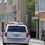 Une voiture de police garée au milieu de la rue, devant deux garderies, le 29 mai 2024.