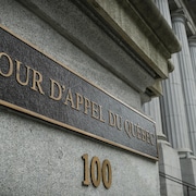 Une plaque de bronze sur laquelle est inscrit «Cour d'appel du Québec».