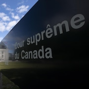 Affiche indiquant qu'on se trouve à la Cour suprême du Canada, à Ottawa.