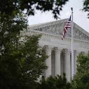 Le drapeau américain flotte devant le bâtiment de la Cour suprême des États-Unis.