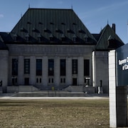 La Cour suprême du Canada en journée au printemps.