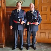 L'agent de police Mark Lauzon et le sergent Robin Carter.