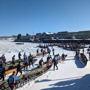 Tout près d'un quai du port de Québec, des dizaines d'athlètes se préparent à diriger leur canot dans les glaces mouvantes du fleuve Saint-Laurent. 