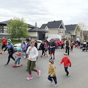 des enfants qui marchent dans la rue