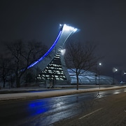 La rue Sherbrooke désertée à la hauteur du Stade olympique la nuit.