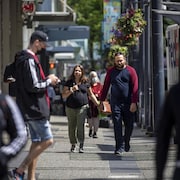 Des gens dans la rue Granville au centre-ville de Vancouver. 