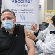 Le premier ministre du Québec s'est fait vacciner à Montréal.