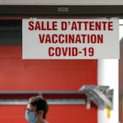Une femme portant un masque se déplace dans le site de vaccination contre la COVID-19 de Bonaventure, le 20 mars 2021.