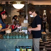 Un client masqué au Caffé La Tana à Vancouver.