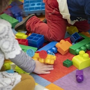 De jeunes enfants jouent avec des blocs de construction.