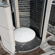 Une vue sur l'Hôtel de ville de Toronto.