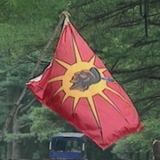 Gros plan du drapeau des Mohawks d'Oka.