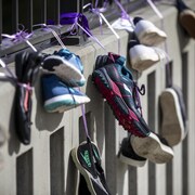 Des chaussures accrochées à un pont pour symboliser les victimes de la crise des surdoses.