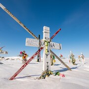 Une croix en mémoire des victimes de l'accident des Broncos de Humboldt du 6 avril 2018. (18 mars 2023)
