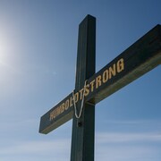 Une croix en mémoire des victimes de l'accident des Broncos de Humboldt du 6 avril 2018. (18 mars 2023)