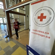 Une affiche de la Croix-Rouge.