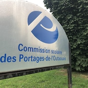 Affiche de la Commission scolaire des Portages-de-l’Outaouais à Gatineau.