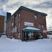 La porte principale du Centre administratif du Centre de services scolaire de Rouyn-Noranda.