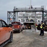 Au quai de Matane, des véhicules embarquent sur le navire CTMA Vacancier.