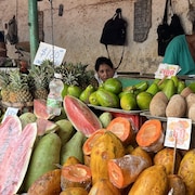 Un kiosque de fruits et légumes dans un marché public.