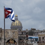 Le drapeau cubain flotte le long du Malecón à La Havane, avec le Capitole en arrière-plan, le 18 juin 2026. 