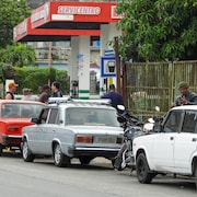 Des véhicules font la queue pour faire le plein dans une station-service à La Havane, le 30 janvier 2026.