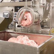 Un moulin à viande et de la viande dans un bac en acier inoxydable
