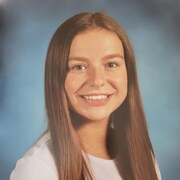 Lexi Daken, jeune fille souriante.
