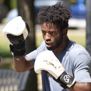 Dalis Gures pendant un entraînement, poings levés portant des gants de boxe, en août 2023.