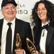 Les deux artistes tiennent leur trophée sur le tapis rouge.