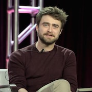 Daniel Radcliffe porte un chandail bordeaux. 