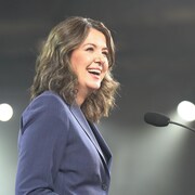 Danielle Smith est sur scène et souriante le 29 mai 2023, après avoir gagné les élections provinciales, en Alberta.