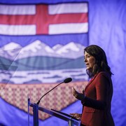 Danielle Smith devant un drapeau de l'Alberta le 4 novembre 2023.